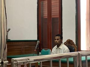 Kurir Galon Bogem Mentah Warga Surabaya gegara Cuaca Panas