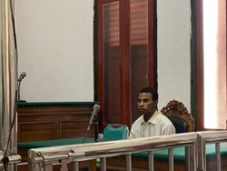 Kurir Galon Bogem Mentah Warga Surabaya gegara Cuaca Panas