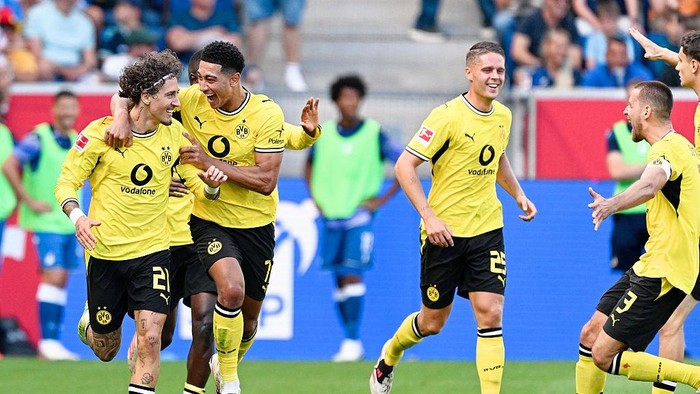 05 September 2026, Baden-Wrttemberg, Sinsheim: Soccer, Mens, Bundesliga, TSG 1899 Hoffenheim vs. Borussia Dortmund, Matchday 2, SNP Arena. Goal scorer Fabio Silva (left, Borussia Dortmund) celebrates with teammates, including Jobe Bellingham (second