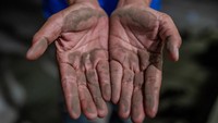 Hujan Abu Erupsi Anak Krakatau, Warga Pandeglang Diimbau Pakai Masker