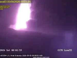 Gunung Anak Krakatau Erupsi, Keluarkan Lava-Gemuruh Terdengar