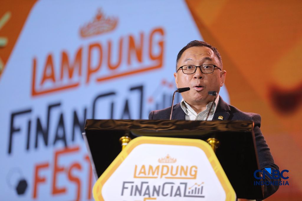 Anggota Komisi XI DPRI, Marwan Cik Asan saat menyampaikan pemaparan dalam Lampung Financial Festival di Hotel Novotel, Bandar Lampung, Sabtu (5/9/2026). Anggota Komisi XI DPRI, Marwan Cik Asan saat menyampaikan pemaparan dalam Lampung Financial Festival di Hotel Novotel, Bandar Lampung, Sabtu (5/9/2026). (CNBC Indonesia/Tri Susilo)