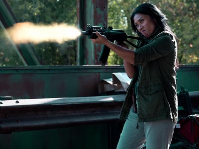 Sangar! BTS Anggun Pegang Senapan-Karambit Saat Syuting Reacher