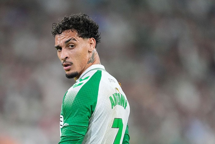 SEVILLA, SPAIN - SEPTEMBER 04: Antony of Real Betis Balompie looks on during the Spanish league, LaLiga EA Sports, football match played between Real Betis and Real Madrid at La Cartuja stadium on September 4, 2026, in Sevilla, Spain. (Photo By Joaqu