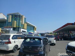 Antrean Solar di SPBU Jalan Urip Sumoharjo Makassar Picu Macet