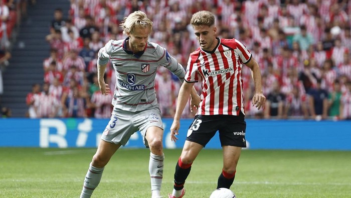 Soccer Football - LaLiga - Athletic Bilbao v Atletico Madrid - San Mames, Bilbao, Spain - September 5, 2026 Athletic Bilbaos Robert Navarro in action with Atletico Madrids Morten Hjulmand REUTERS/Vincent West