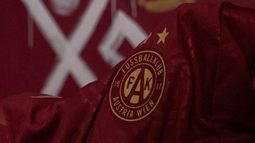 Video Pelukan dan Ciuman Warnai Peluncuran Jersey Baru Klub Austria Ini
