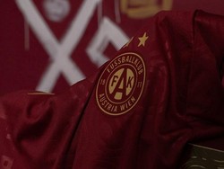Video Pelukan dan Ciuman Warnai Peluncuran Jersey Baru Klub Austria Ini