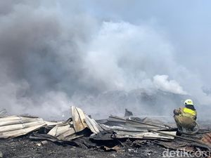 Sudah 12 Jam Kebakaran Lapak di Jakbar Belum Padam, Begini Kondisinya