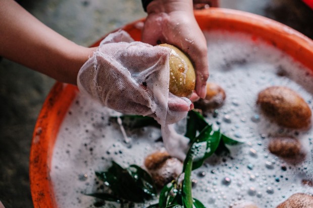 Cara mencuci buah dan sayur yang memiliki kulit tebal tetap perlu dilakukan meskipun kulitnya akan dibuang. Kotoran dan kontaminan pada permukaan dapat berpindah ke bagian dalam ketika bahan dipotong atau dikupas.
