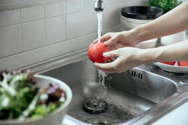 Cara mencuci buah dan sayur berkulit keras seperti apel, labu, dan mentimun adalah dengan menggosok permukaannya di bawah air mengalir. Pencucian sebaiknya dilakukan menjelang dikonsumsi atau diolah agar bahan makanan tidak lebih cepat rusak.