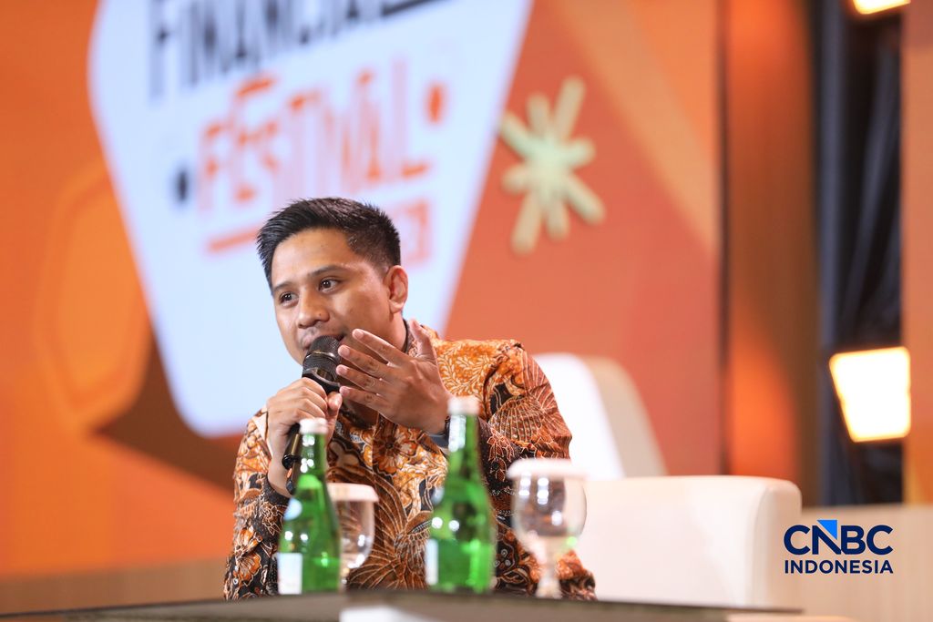 Chief Marketing Officer Raja Emas Indonesia, M. Rahmat saat menyampaikan pemaparan dalam Lampung Financial Festival di Hotel Novotel, Bandar Lampung, Sabtu (5/9/2026). Chief Marketing Officer Raja Emas Indonesia, M. Rahmat saat menyampaikan pemaparan dalam Lampung Financial Festival di Hotel Novotel, Bandar Lampung, Sabtu (5/9/2026). (CNBC Indonesia/Tri Susilo)