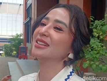 Dewi Perssik Ungkap Alasan Rutin Bagi-bagi Makanan Tiap Hari Jumat