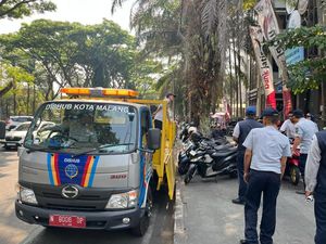 Musim Maba, Trotoar Kota Malang Jadi Lahan Parkir Liar