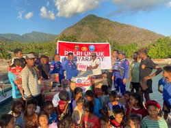 Ditpolairud Polda NTT Salurkan Bantuan untuk Korban Gempa di Pulau Besar