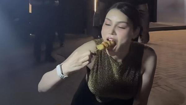 Doyan Jajan! DJ Katty Butterfly Asyik Ngemil Pentol hingga Rujak Bebek