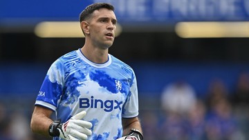 Emi Martinez Kini Pakai Nomor 1 di Chelsea