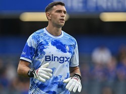 Emi Martinez Kini Pakai Nomor 1 di Chelsea