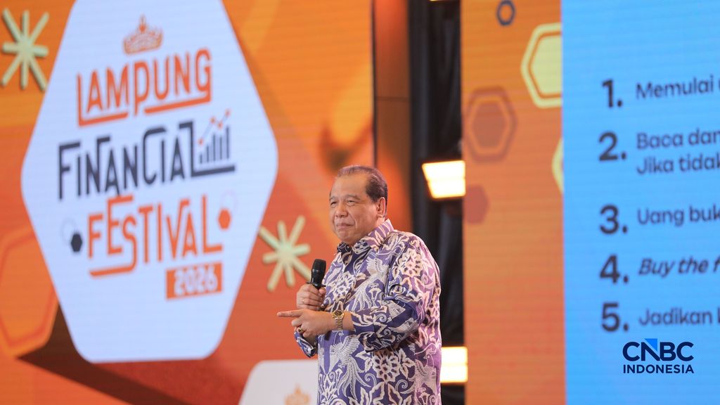 Founder & Chairman CT Corp, Chairul Tanjung saat menyampaikan pemaparan dalam Lampung Financial Festival di Hotel Novotel, Bandar Lampung, Sabtu (5/9/2026). Founder & Chairman CT Corp, Chairul Tanjung saat menyampaikan pemaparan dalam Lampung Financial Festival di Hotel Novotel, Bandar Lampung, Sabtu (5/9/2026). (CNBC Indonesia/Tri Susilo)