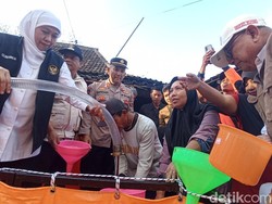 Khofifah Salurkan 17 Ribu Liter Air Bersih untuk Warga Blitar