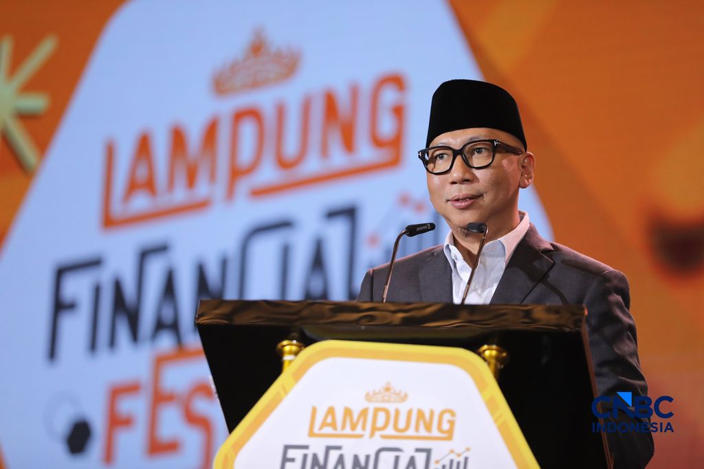 Gubernur Lampung, Rahmat Mirzani Djausal saat menyampaikan pemaparan dalam Lampung Financial Festival di Hotel Novotel, Bandar Lampung, Sabtu (5/9/2026). Gubernur Lampung, Rahmat Mirzani Djausal saat menyampaikan pemaparan dalam Lampung Financial Festival di Hotel Novotel, Bandar Lampung, Sabtu (5/9/2026). (CNBC Indonesia/Tri Susilo)