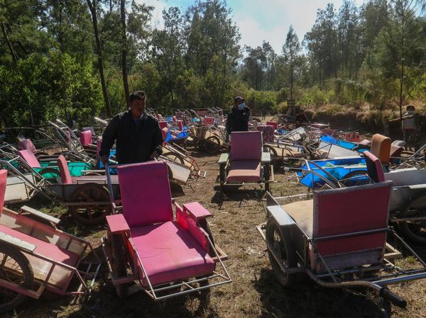 Gunung Ijen Terbakar, Troli Wisatawan Dievakuasi
