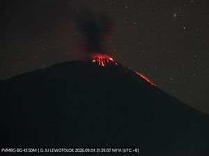 Gunung Ile Lewotolok Meletus 378 Kali Seharian, Lava Baru Mengalir 500 Meter