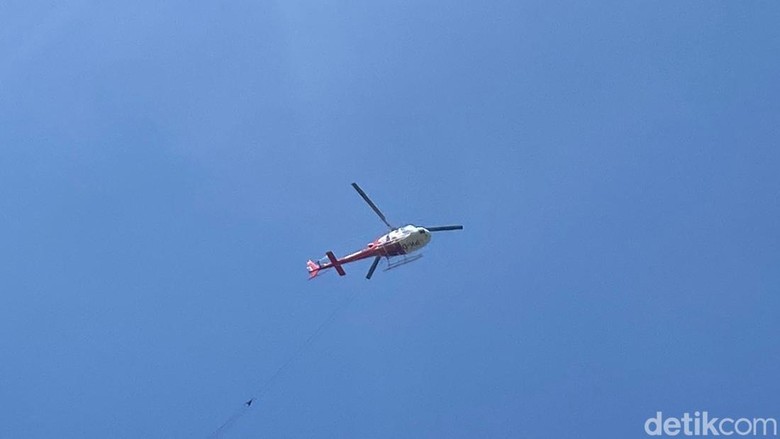 Terkendala Angin Kencang, Water Bombing di Gunung Buthak Dihentikan