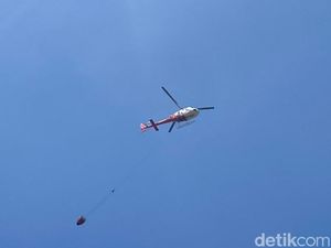 Terkendala Angin Kencang, Water Bombing di Gunung Buthak Dihentikan
