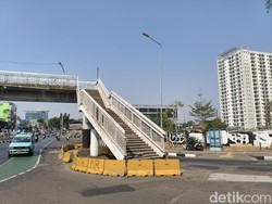 Cerita dari JPO Cawang: Masih di Tengah Jalan Padahal Sudah Nyeberang