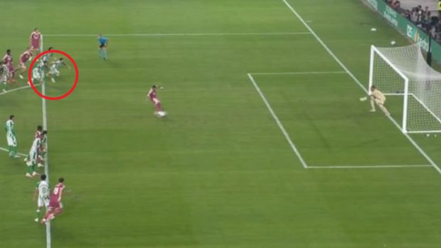 Momen Kylian Mbappe gagal mencetak gol ke gawang Real Betis dalam situasi penalti.