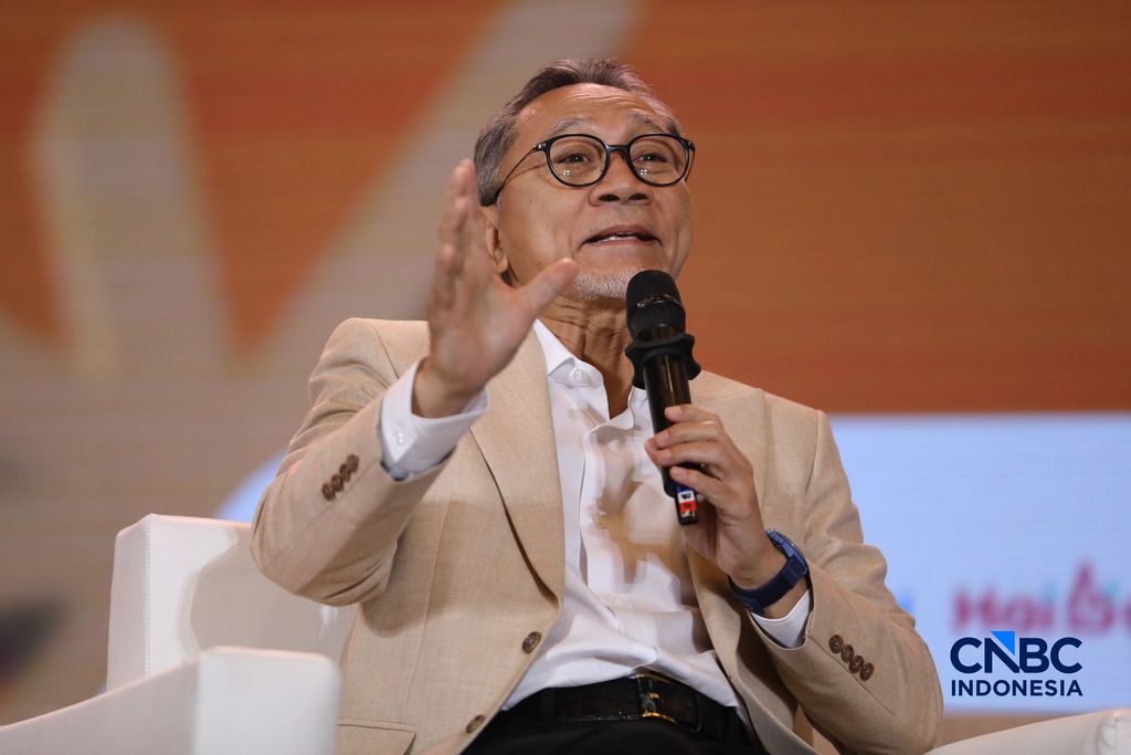 Menteri Koordinator Bidang Pangan RI, Zulkifli Hasan (Zulhas) saat menyampaikan pemaparan dalam Lampung Financial Festival di Hotel Novotel, Bandar Lampung, Sabtu (5/9/2026). Menteri Koordinator Bidang Pangan RI, Zulkifli Hasan (Zulhas) saat menyampaikan pemaparan dalam Lampung Financial Festival di Hotel Novotel, Bandar Lampung, Sabtu (5/9/2026). (CNBC Indonesia/Tri Susilo)