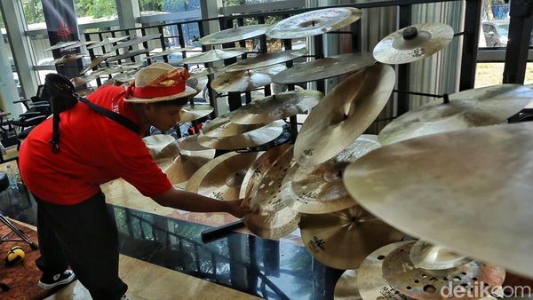 Pengunjung Antusias Menjajal Koleksi Drum di TIM