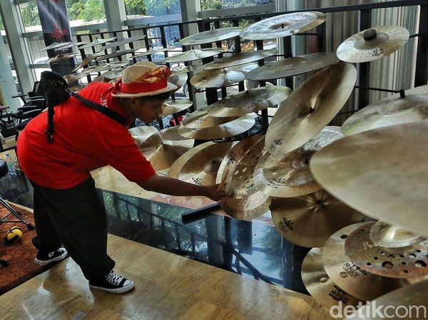 Pengunjung Antusias Menjajal Koleksi Drum di TIM