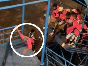 Porter di Pelabuhan Ambon Jatuh Saat Berebut Masuk Kapal