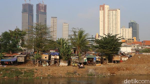 Potret Pemukiman Semi Permanen di Tengah Gemerlap Jakarta