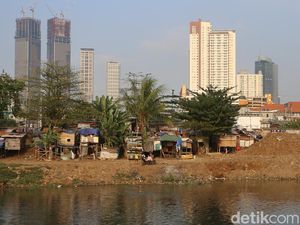 Potret Pemukiman Semi Permanen di Tengah Gemerlap Jakarta