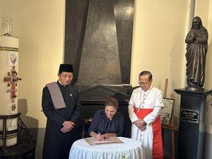 Momen Putri Mahkota Victoria Berkunjung ke Istiqlal dan Katedral Jakarta