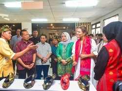 Kunjungi Lombok, Putri Mahkota Swedia Terpikat Songket-Cukli Khas NTB