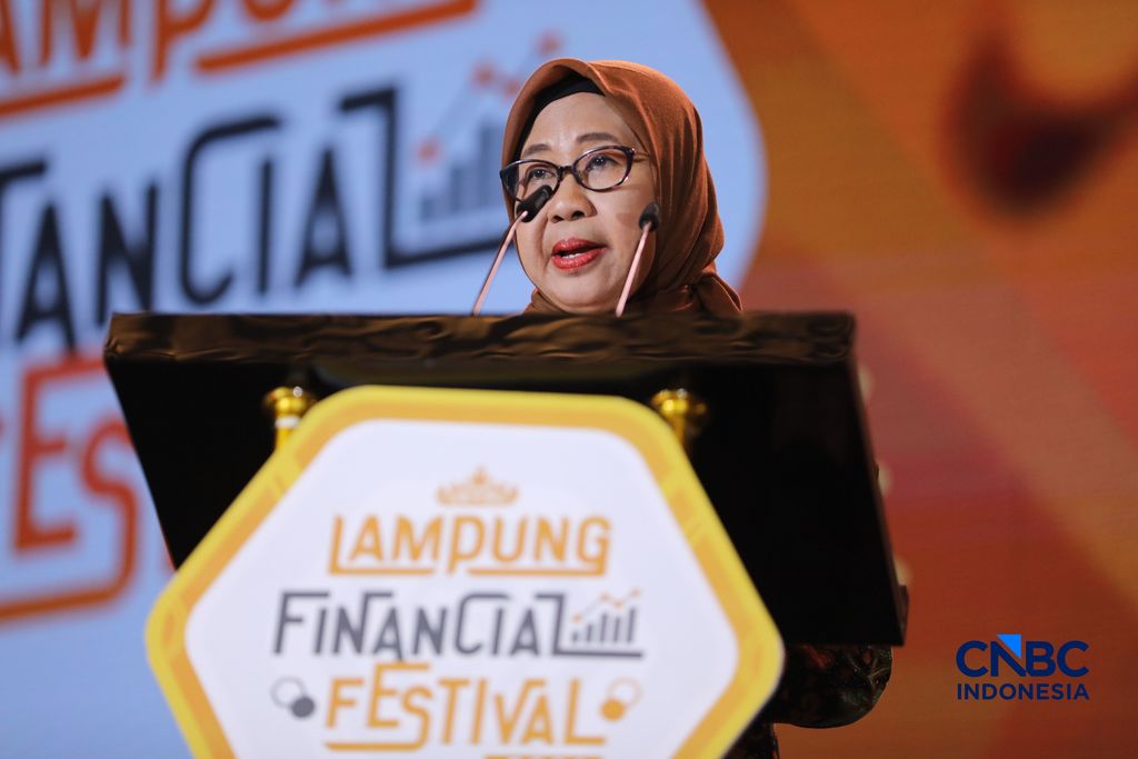 Rektor Universitas Lampung (UNILA), Lusmeilia Afriani saat menyampaikan pemaparan dalam Lampung Financial Festival di Hotel Novotel, Bandar Lampung, Sabtu (5/9/2026). Rektor Universitas Lampung (UNILA), Lusmeilia Afriani saat menyampaikan pemaparan dalam Lampung Financial Festival di Hotel Novotel, Bandar Lampung, Sabtu (5/9/2026). (CNBC Indonesia/Tri Susilo)