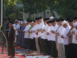 Appi Salat Minta Hujan Bareng Warga Agar Makassar Lepas dari Kemarau Panjang