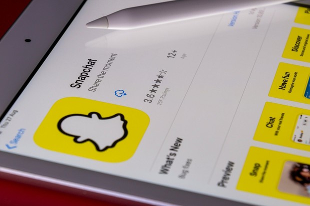 Snapchat, aplikasi favorit Gen Z untuk berbagi momen dengan teman/Foto: Unsplash.com/Souvik Banerjee Snapchat menjadi aplikasi favorit Gen Z untuk berbagi momen secara lebih santai dan personal bersama teman dekat.
