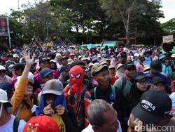 Sosok Spiderman Muncul di Tengah Ribuan Peserta Tajemtra Jember