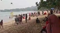 Gunung Anak Krakatau Erupsi, Wisatawan Tetap Padati Pantai Carita