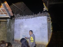 Tembok 4 Meter di Majalengka Ambruk Diterjang Angin, 2 Rumah Rusak