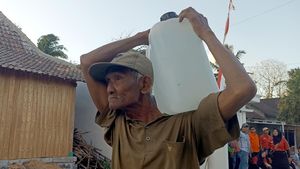 Warga Blitar Antre Dropping Air, 17 Ribu Liter Disalurkan