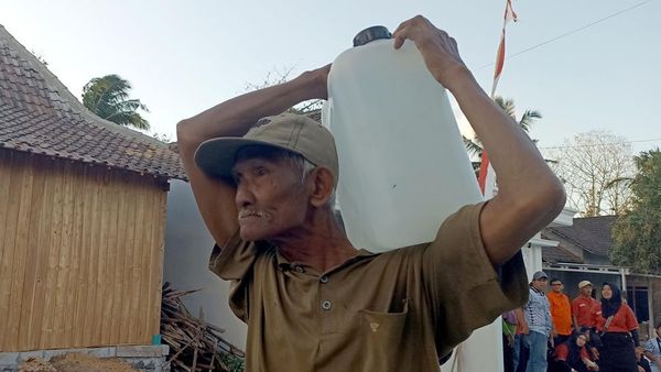 Warga Blitar Antre Dropping Air, 17 Ribu Liter Disalurkan