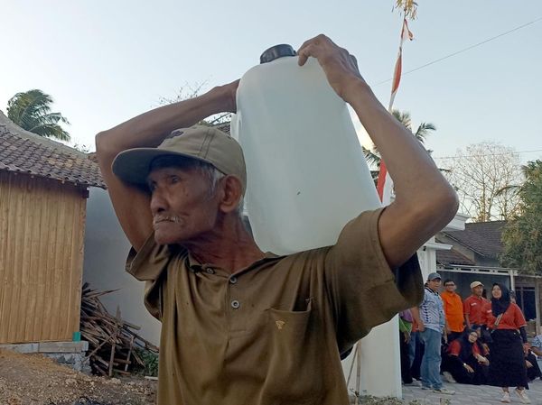 Warga Blitar Antre Dropping Air, 17 Ribu Liter Disalurkan