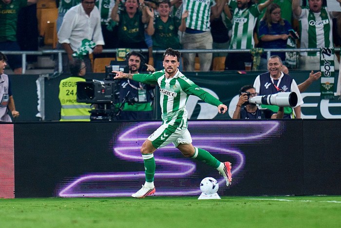 SEVILLE, SPAIN - SEPTEMBER 06: Troy Parrott of Real Betis Balompie celebrates his team first goal during the LaLiga EA Sports 2026/27 match between Real Betis Balompie and Real Madrid at Estadio La Cartuja on September 06, 2026 in Seville, Spain. (Ph