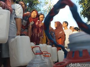Sumur Kering 3 Bulan, Warga Blitar Berburu Air Bersih Bawa Jerigen-Galon